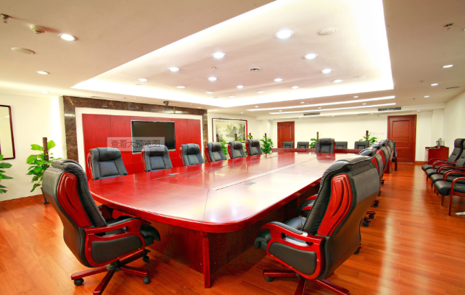 紅色桌子在上海辦公室裝修中的會議室中的應用與優劣 紅色桌子在上海辦公室裝修中的會議室中的應用與優劣
