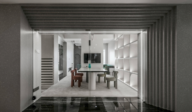 淺色系實(shí)木書(shū)柜在辦公室裝修設(shè)計(jì)中的魅力