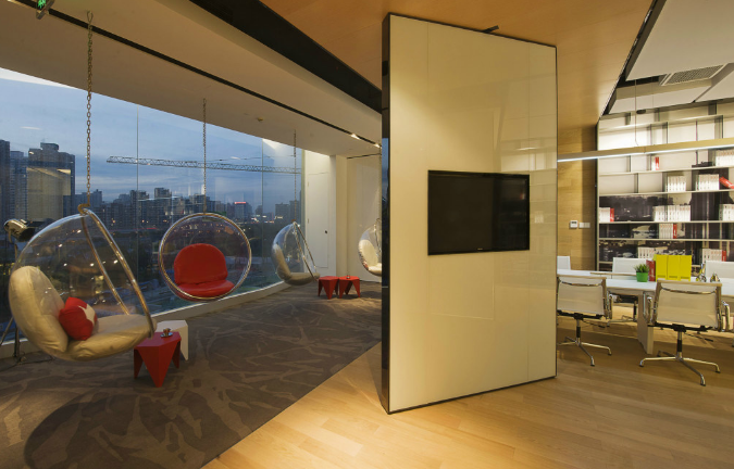 辦公室裝修設計:淺灰色儲物柜,簡約而不失高級感