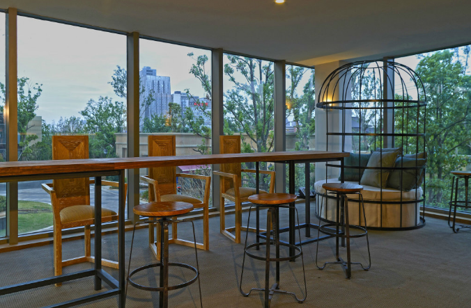 上海辦公室裝修設計:智能臺燈點亮高效工作新體驗