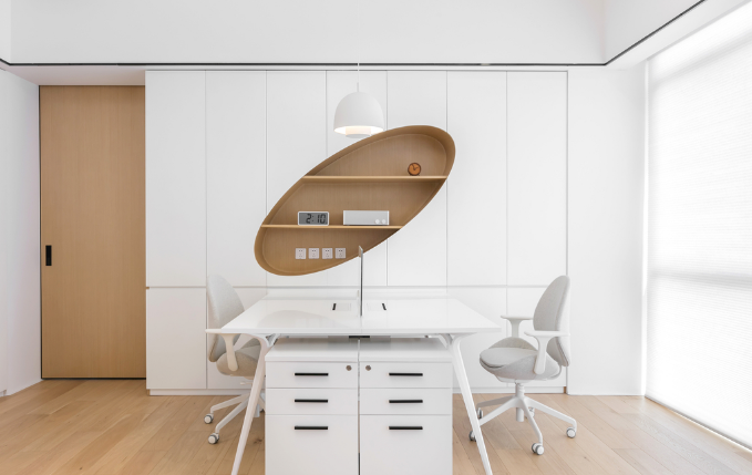 上海辦公室裝修設計:紅色工礦吊燈如何成為焦點?