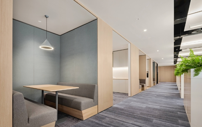 辦公室裝修設計:淺黃色地坪漆,打造溫馨高效工作空間